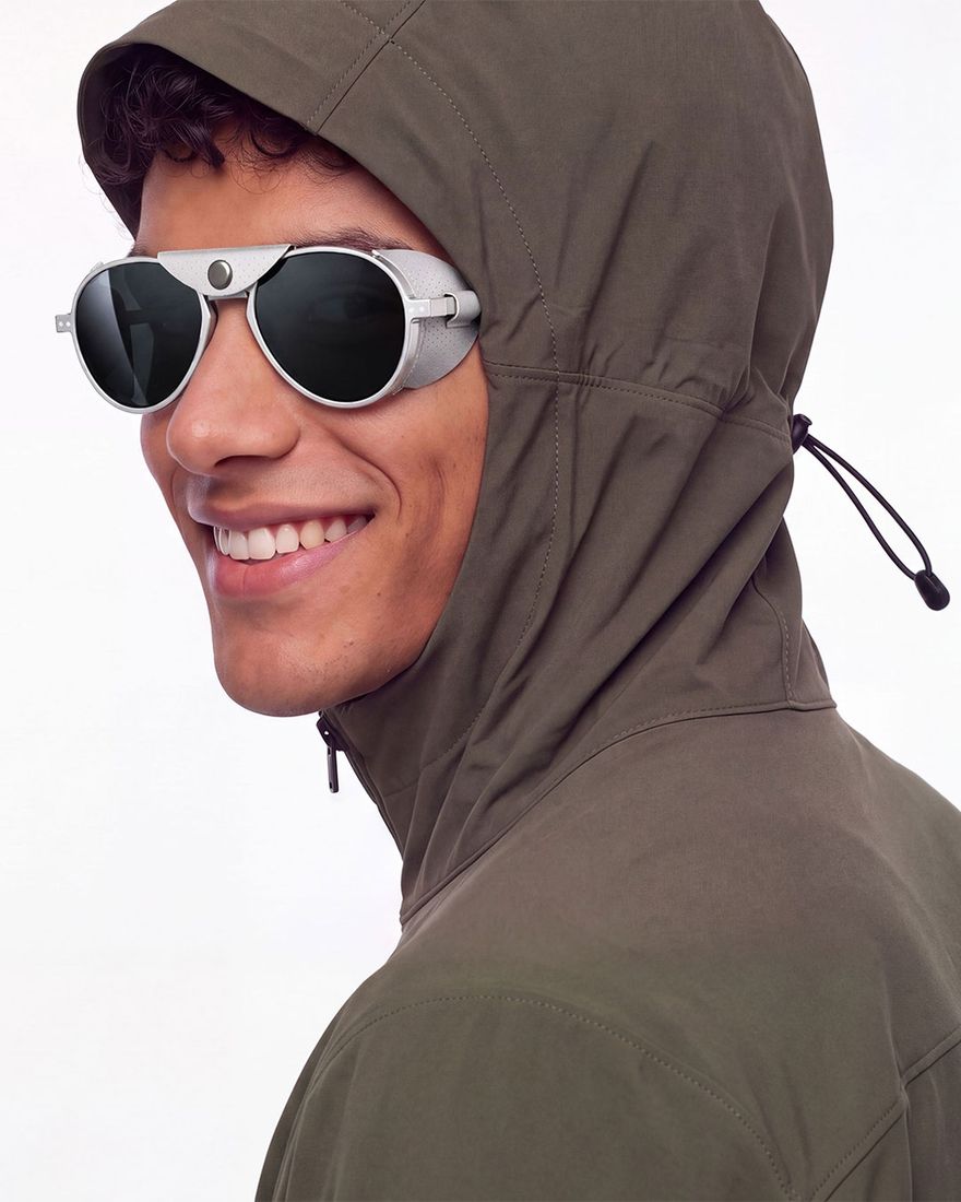 Smilende mann i hettejakke med Izipizi Cliff i Chrome Glow