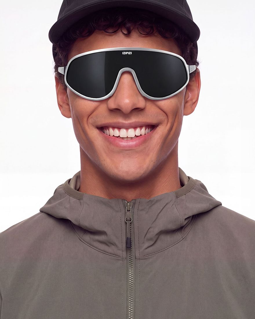 Smilende mann med Izipizi Speed i Chrome Glow